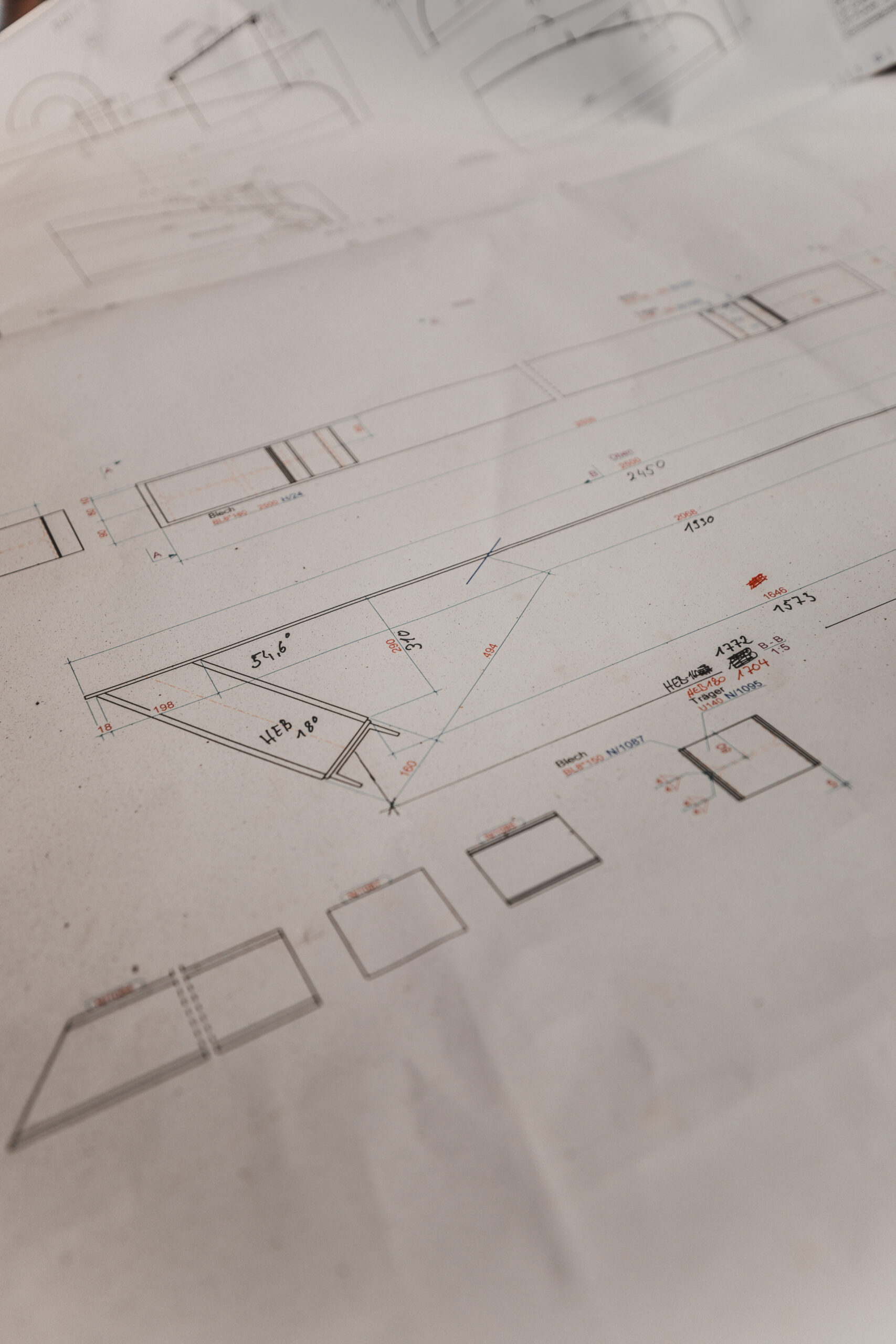 Technische CAD-Zeichnung mit Bemaßungen und Konstruktionsdetails